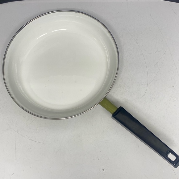 Daisy Flower Enameled Sauté Handled Pan - Picture 4 of 17